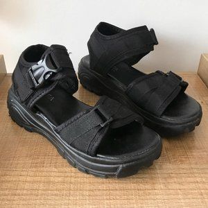 RIRIFA BLACK BUCKLE PLATFORM SANDALS